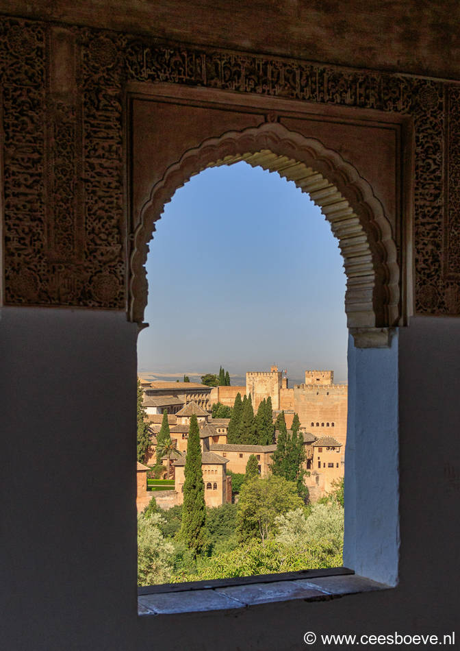 Mooie boogvensters in het oude Arabische paleis Alhambra.