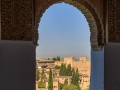 Mooie boogvensters in het oude Arabische paleis Alhambra.