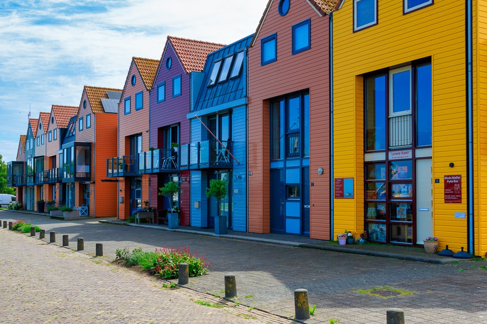 Kleurige huizen aan de haven van Stavoren, 19 juli 2019