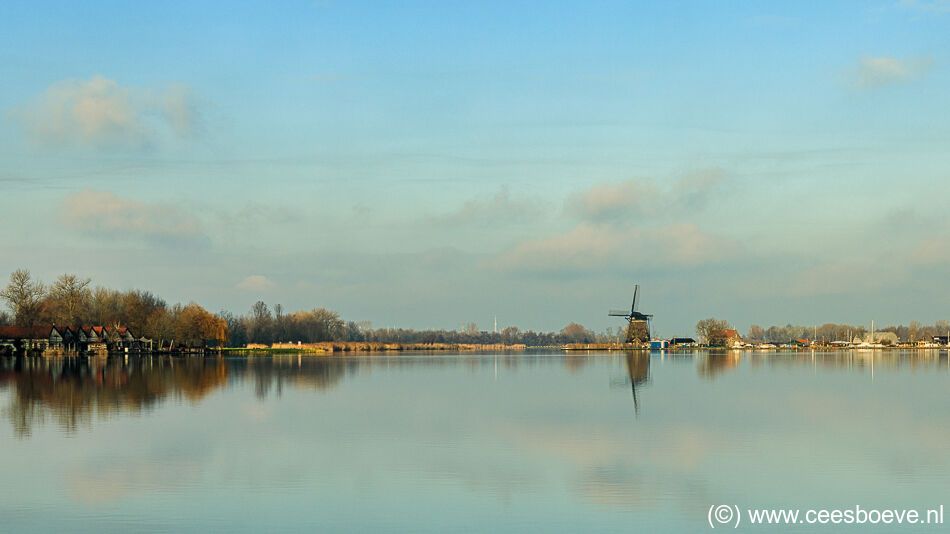 Wolken spiegelen zich in het water van de Rottemeren, 2 januari 2021