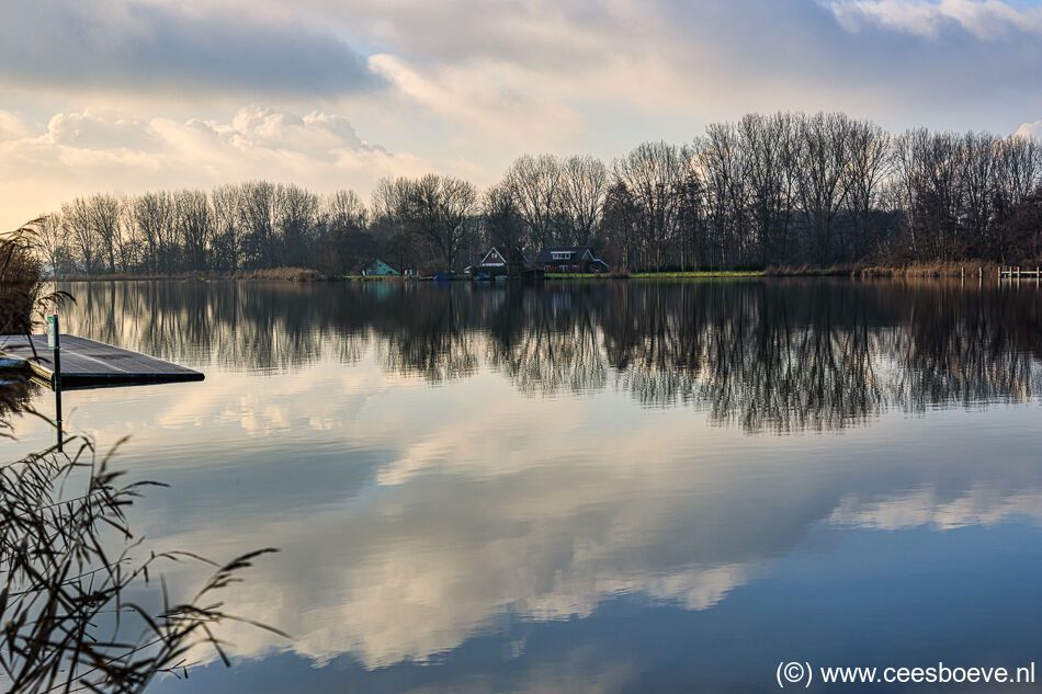 Wolken spiegelen zich in het water van de Rottemeren, 2 januari 2021