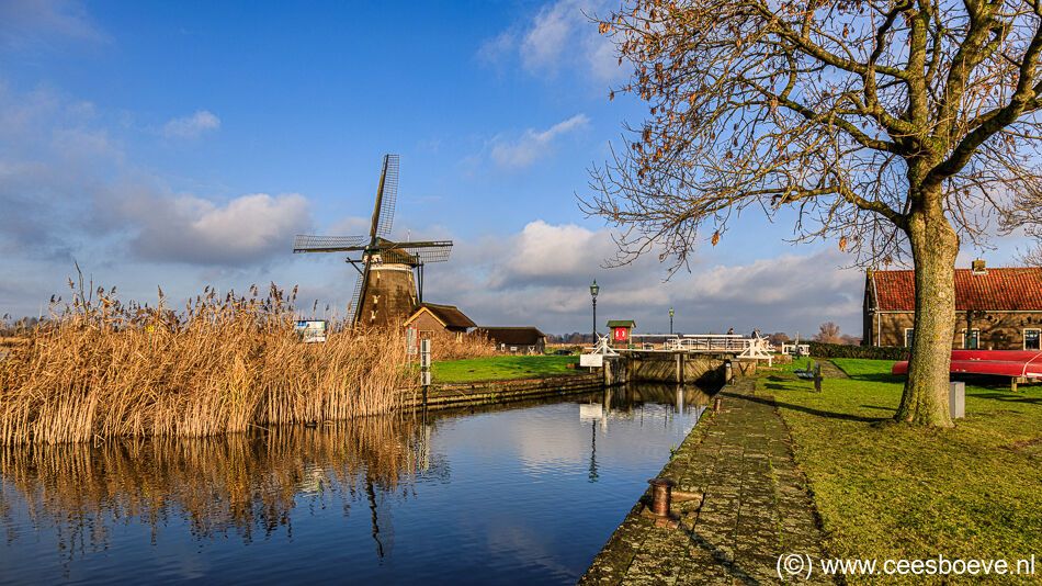 Wolken spiegelen zich in het water van de Rottemeren, 2 januari 2021