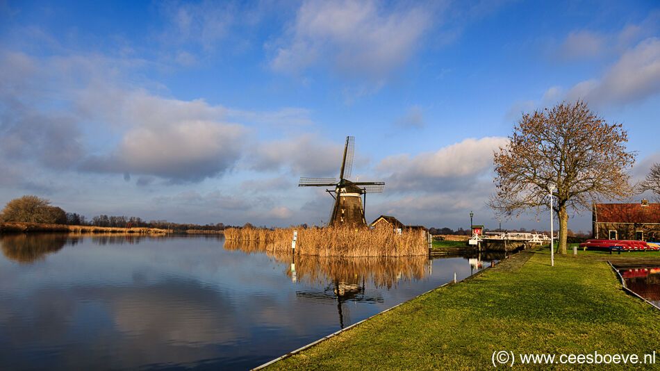 Wolken spiegelen zich in het water van de Rottemeren, 2 januari 2021