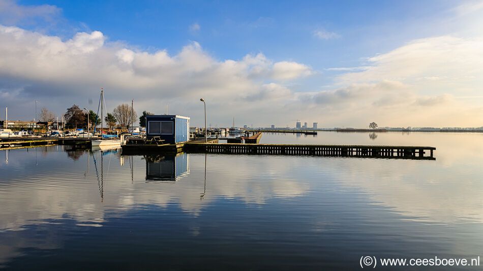 Wolken spiegelen zich in het water van de Rottemeren, 2 januari 2021